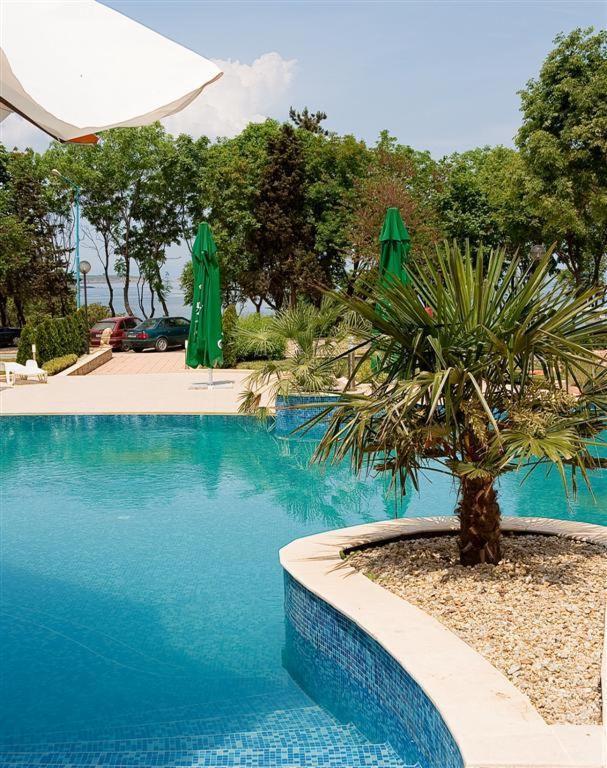 Paradise Bay Hotel Pomorie Extérieur photo